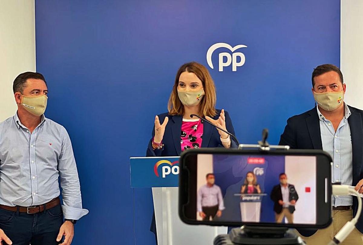 Marga Prohens, entre Miquel Jerez y Almodóbar. | D.I.