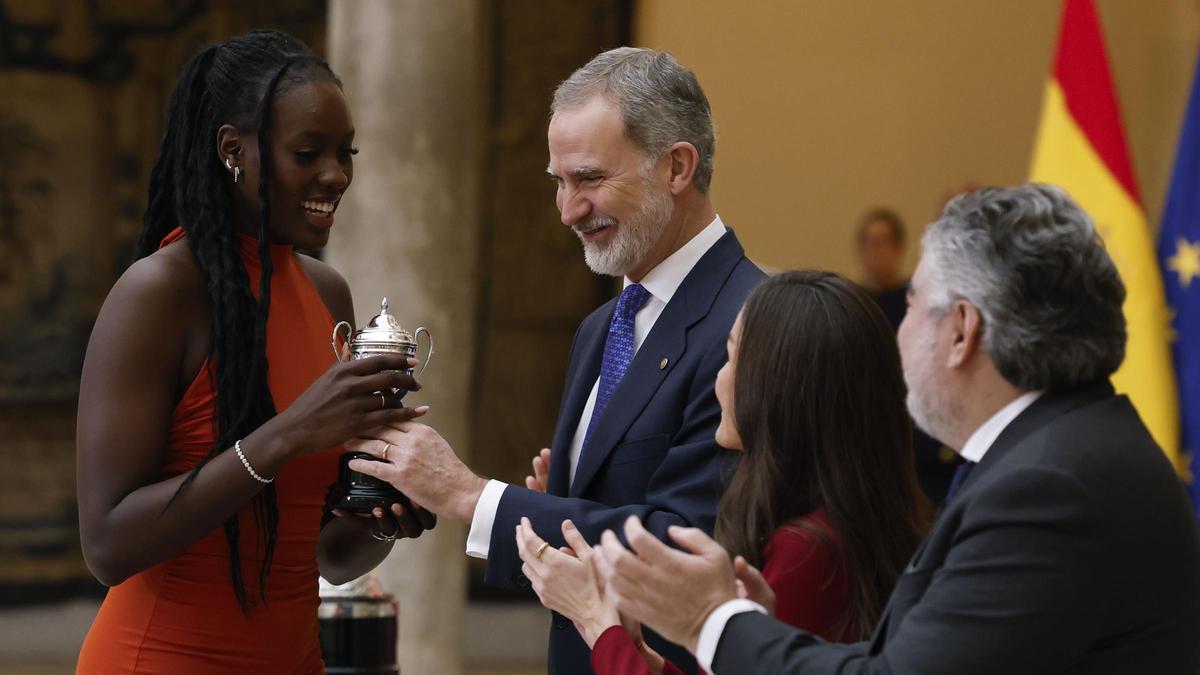 Awa Fam recibe el galardón de manos de Felipe VI