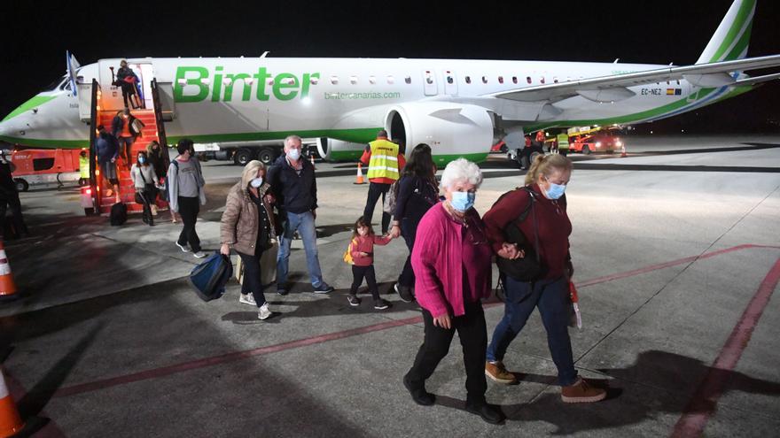 Binter lanza una oferta con billetes de avión de A Coruña a Canarias por menos de cien euros