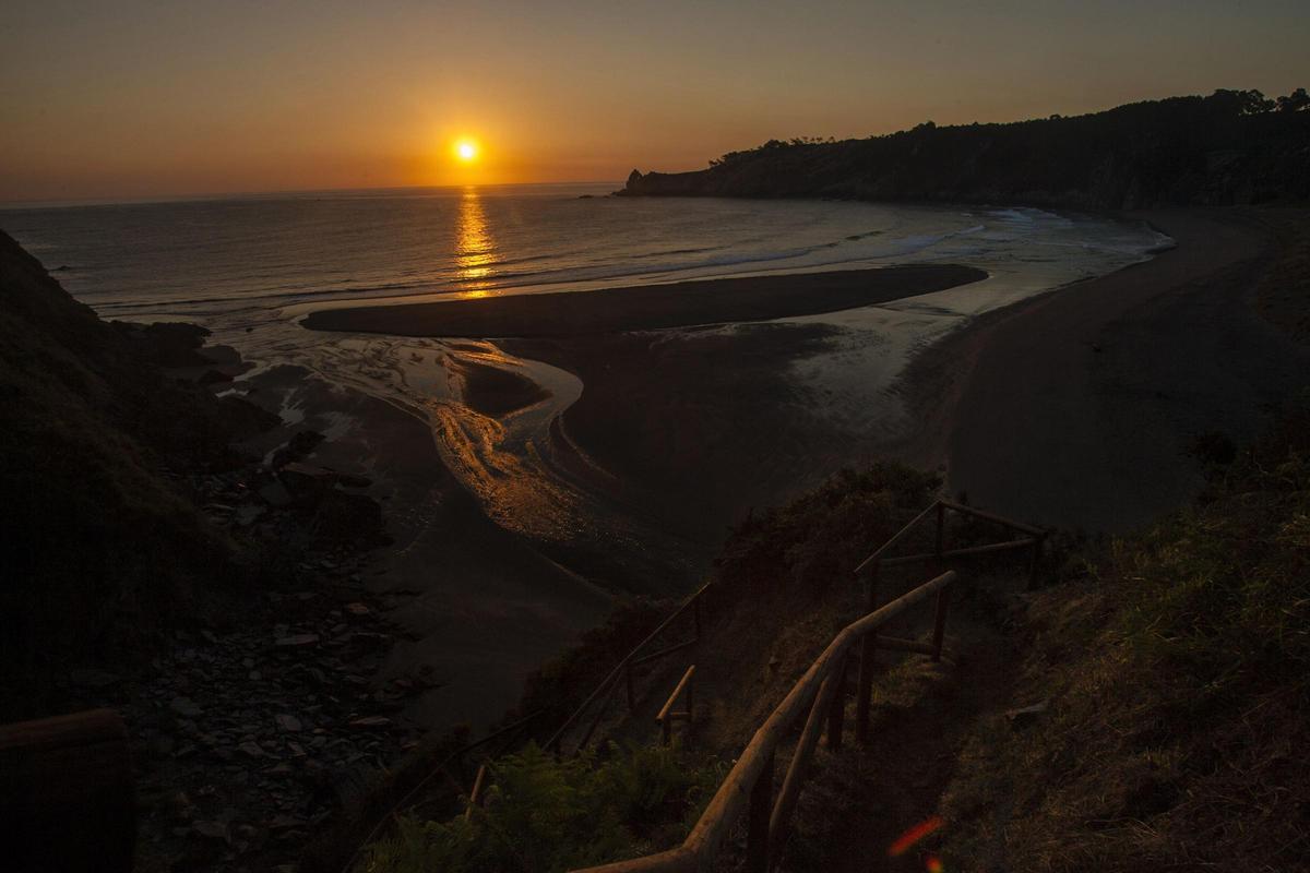 Amanecer en el entorno de la playa de Barayo