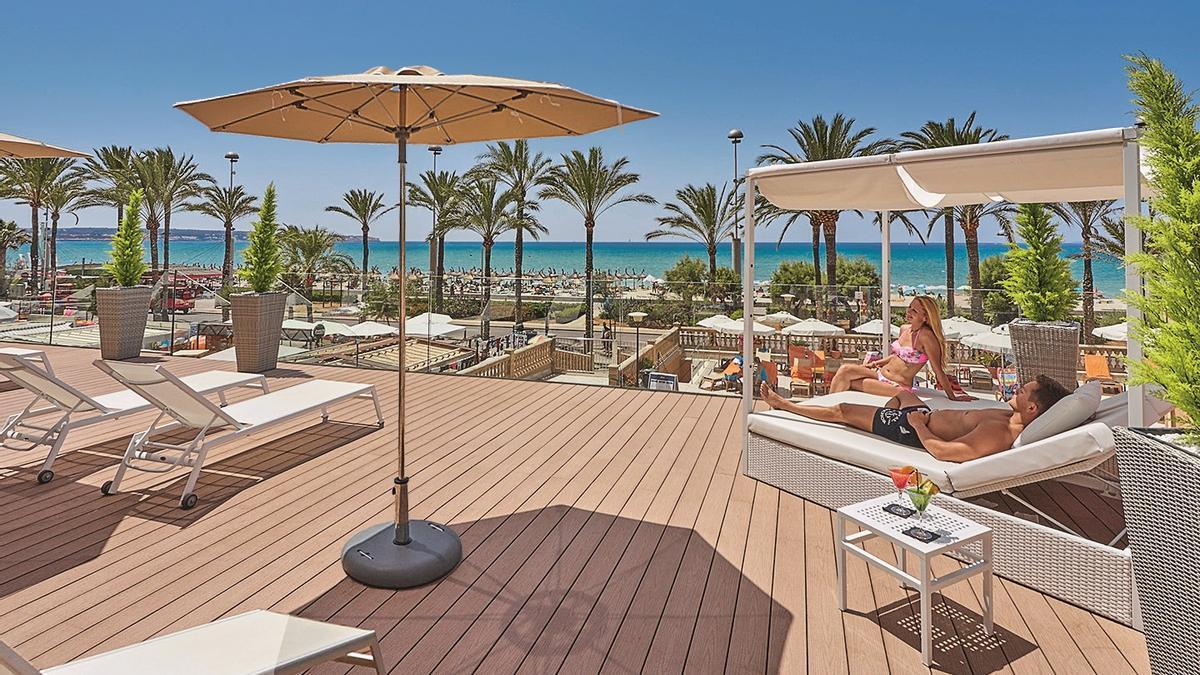 Auf der Terrasse des Allsun-Hotels Pil-lari Playa an der Playa de Palma (Unternehmensbild).
