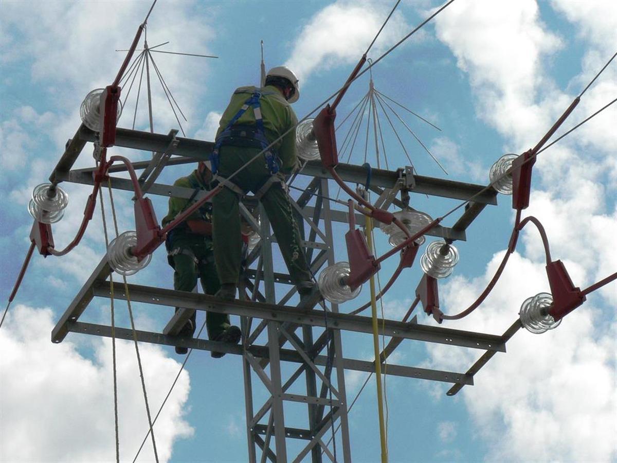 Operarios adaptando una torre