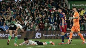 SANTANDER, 15/01/2026.- El delantero del Racing Manex Lozano (2i) se lamenta tras fallar una ocasión de gol en el partido de octavos de final de Copa del Rey que Racing de Santander y FC Barcelona disputan este jueves en El Sardinero, en la capital cántabra. EFE/Román G. Aguilera