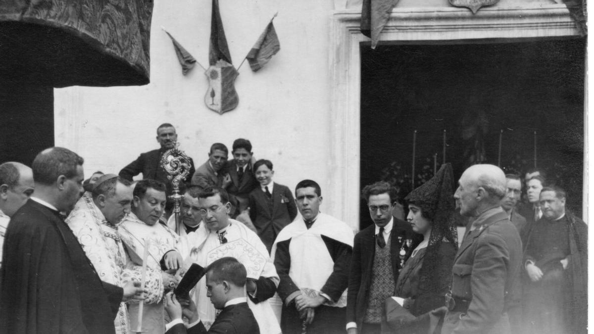 Bendición del Banderín por el Obispo Irastorza.
