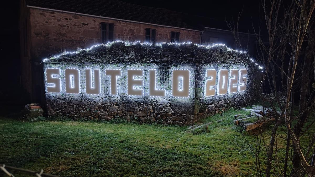 La aldea de Soutelo, en Cuntis, lleva años atrayendo visitantes que acuden a ver sus luces La aldea de Soutelo, en Cuntis, lleva años atrayendo visitantes que acuden a ver sus luces