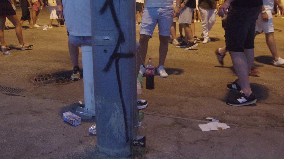 Botellón en en la explanada de la juventud del Real de la Feria de Málaga