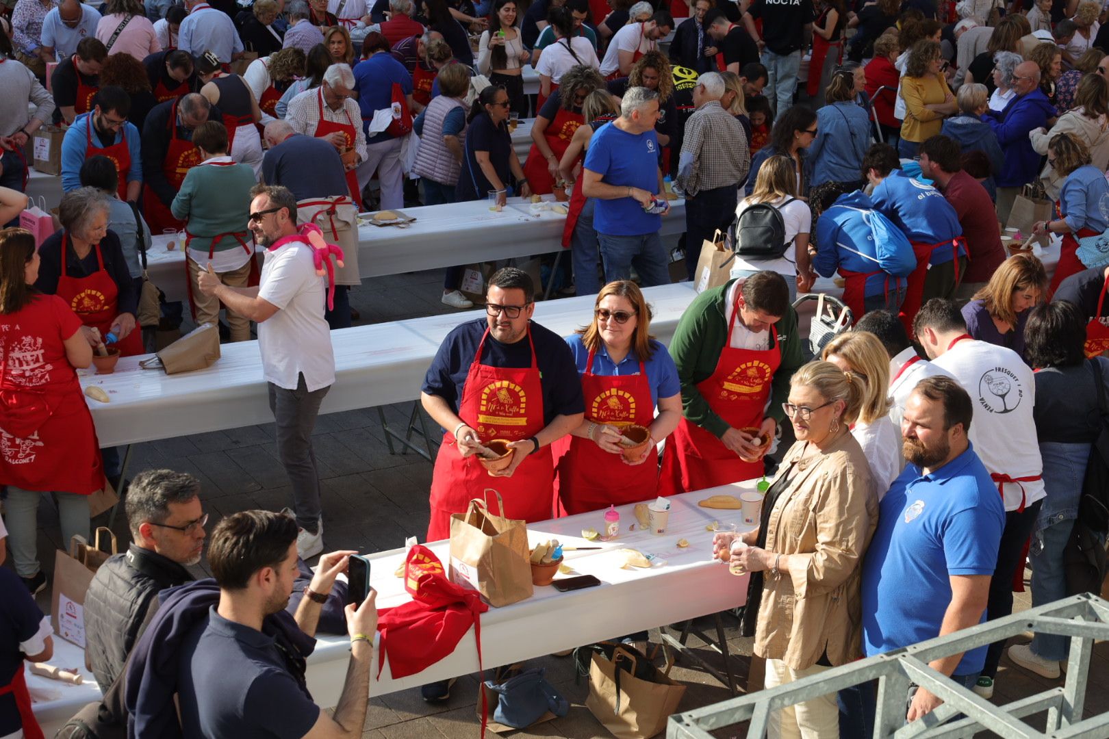 FOTOGALERÍA I Las imágenes de la Nit de la Xulla y del encuentro de elaboración de allioli de las fiestas de Vila-real