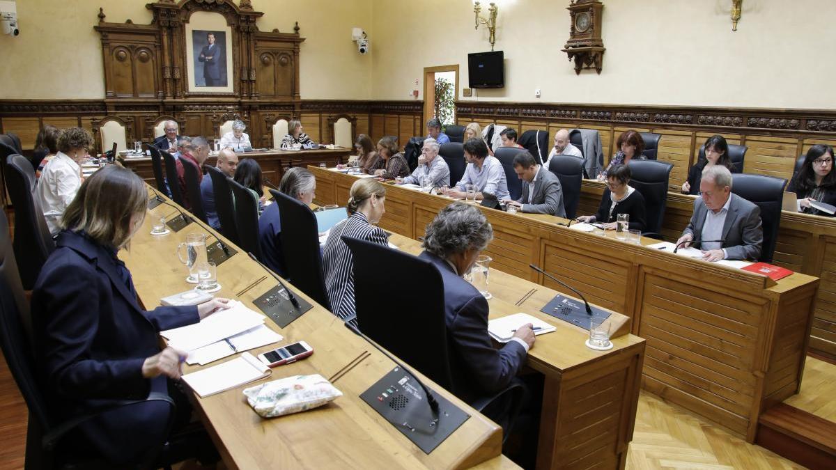 El PP y Foro piden a la Alcaldesa &quot;altura de miras&quot;, y la Federación vecinal, que dialogue