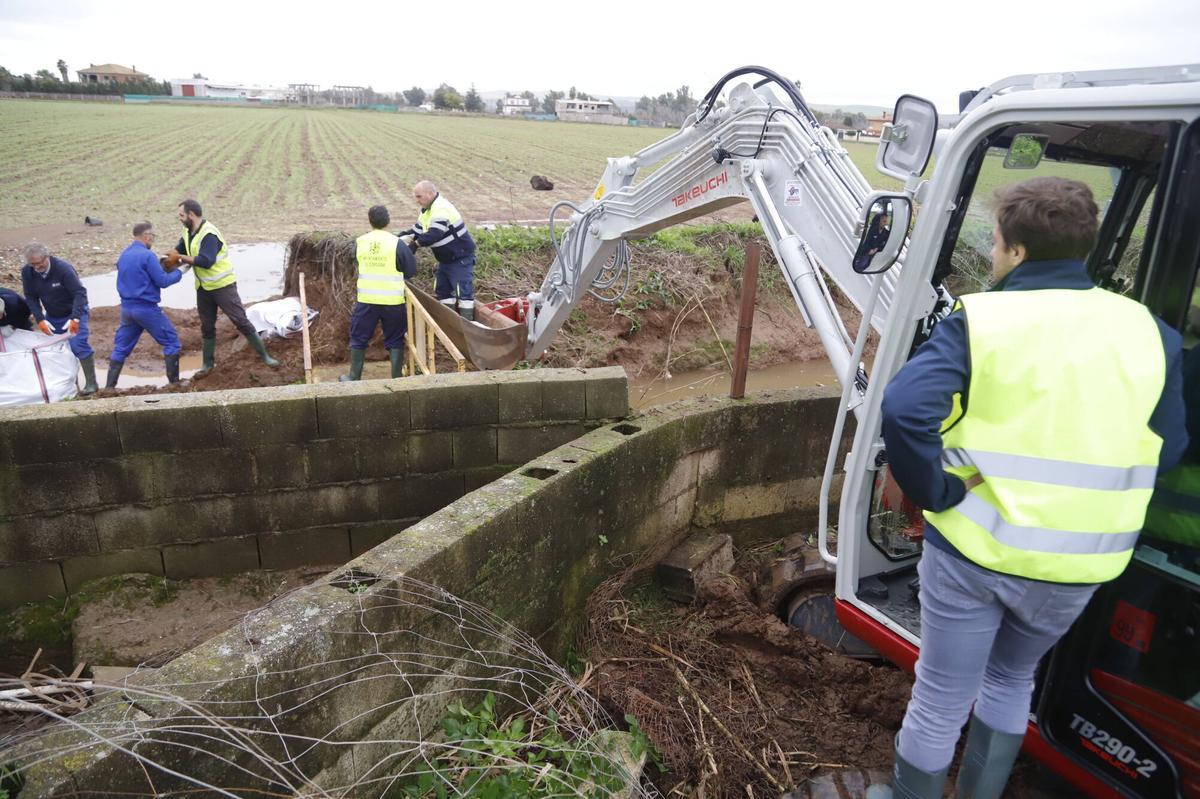 Actuación de urgencia en el arroyo La Canchuela tras el paso de la borrasca Kristin.