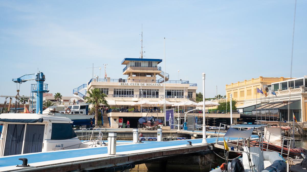 El muelle de Poniente, concentra la actividad social, gastronómica y deportiva.