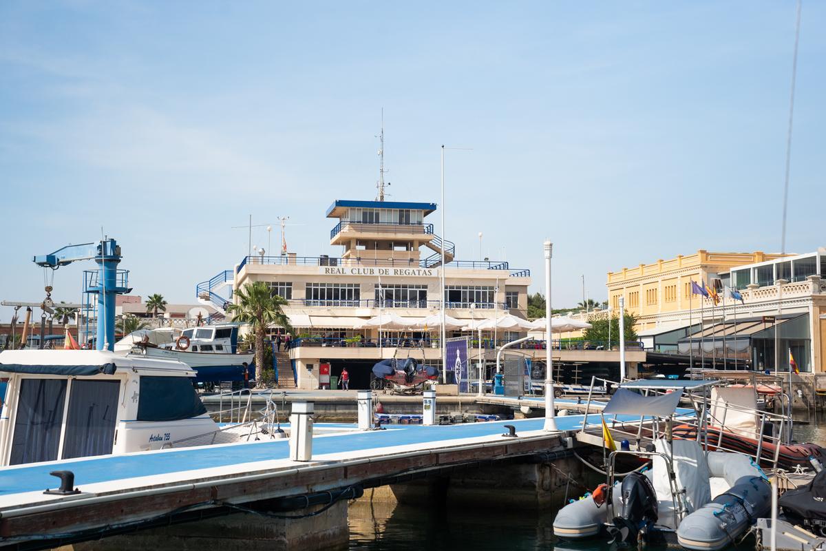 El muelle de Poniente, concentra la actividad social, gastronómica y deportiva.