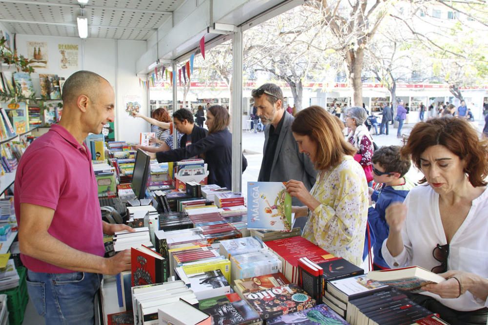 Un año más la Plaza de la Merced acoge una treintena de casetas repletas de lecturas para todos los gustos con motivo de la celebración de una nueva edición de la Feria del Libro que se prolongará hasta el 5 de mayo.