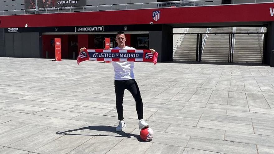 Diego Bri, en la puerta del estadio Metropolitano, con la bufanda del Atlético de Madrid, su nuevo equipo