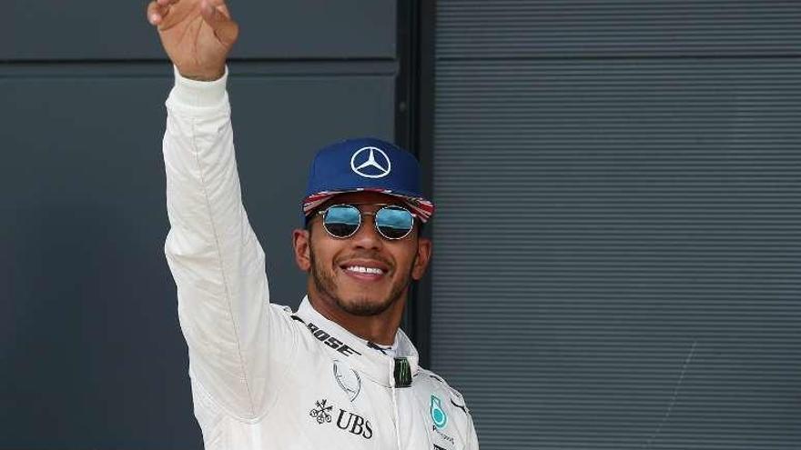 Lewis Hamilton saluda a la afición en Silverstone tras la clasificación.