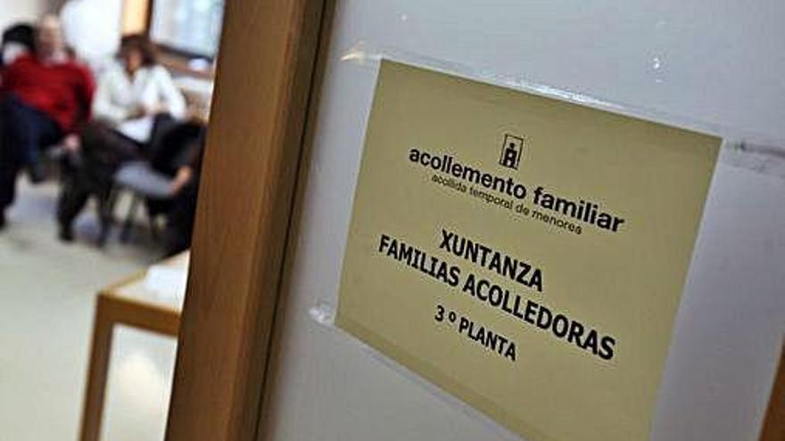 Varias personas asisten a una jornada de formación de familias acogedoras.