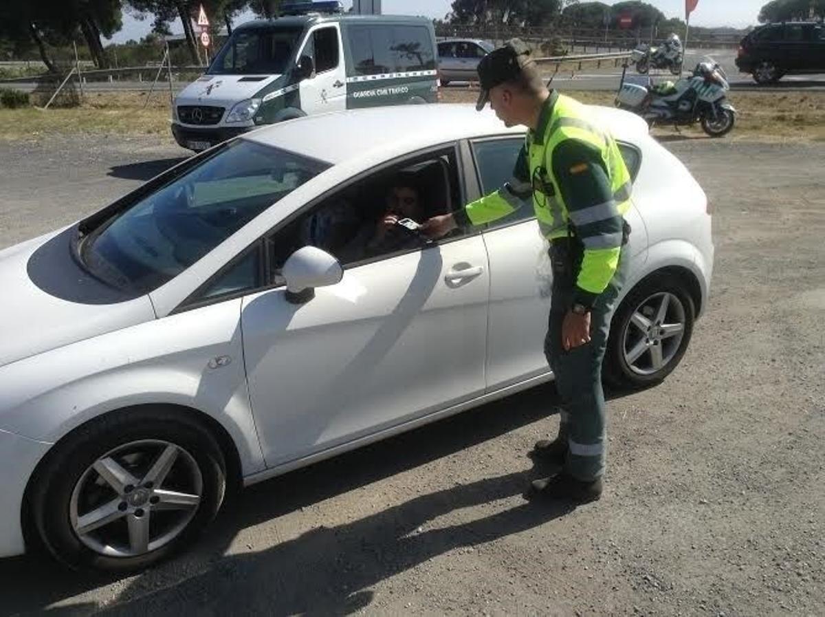 Un guardia civil realiza un control