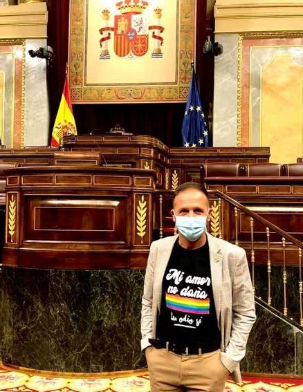 Lázaro Azorín con su camiseta LGTBI+ en el Congreso de los Diputados.