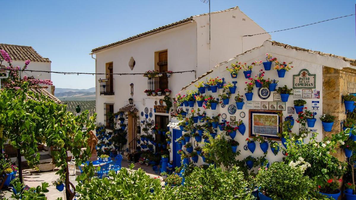 El pueblo de Córdoba coronado por un castillo y donde el azul es el protagonista