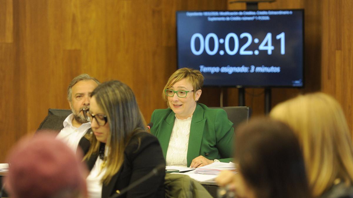 Intervención de Tere Varela, al lado de Rafael Cuiña, en el pleno municipal del pasado lunes.