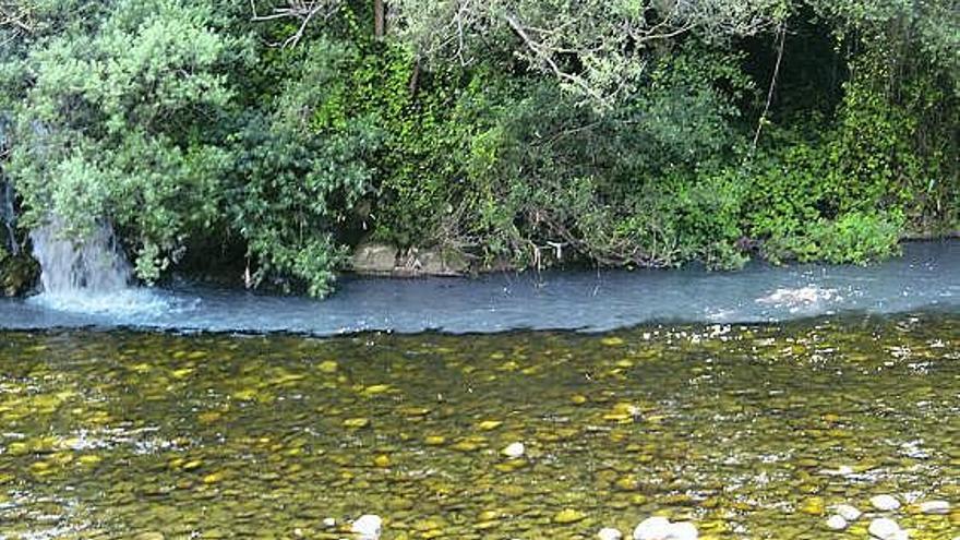 El vertido contaminante al Nalón a la altura de Barredos.