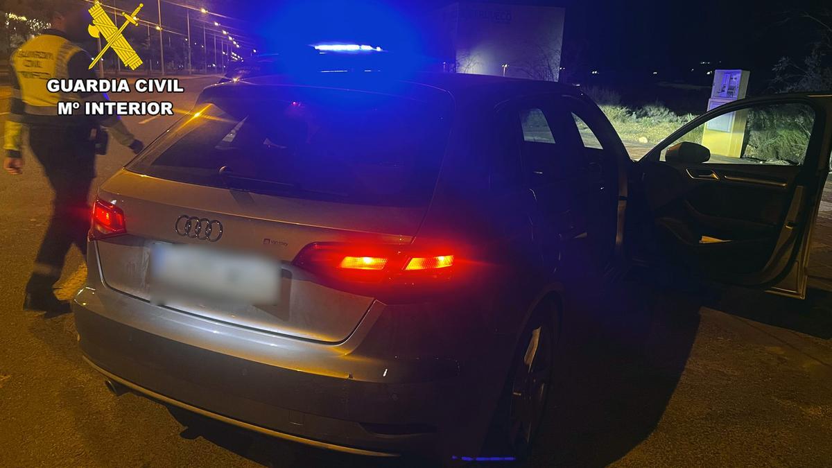 Un agente de la Guardia Civil junto al coche de la mujer arrestada.