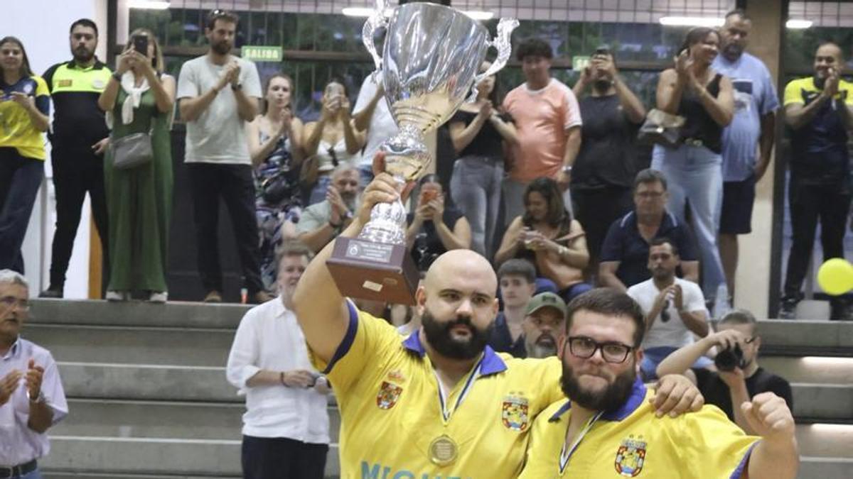 Los capitanes del Chimbesque, con el trofeo que les acredita como campeones de la Copa Cajasiete.