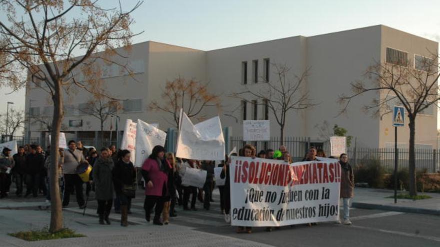 Escámez lamenta que continúe precintado el IES La Maroma