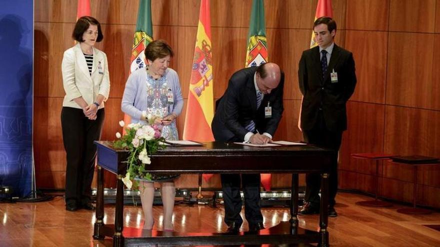 Pilar Farjas y Fernando Leal firmaron el protocolo de colaboración transfronteriza en la cumbre hispano-lusa de Vidago.