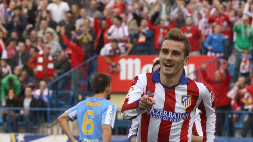 Griezmann celebra el segundo gol del Atlético ante un cabizbajo Antunes.