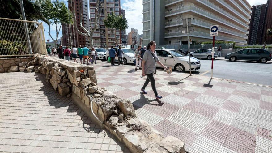 Estado en el que ha quedado el muro contra el que se produjo el atropello