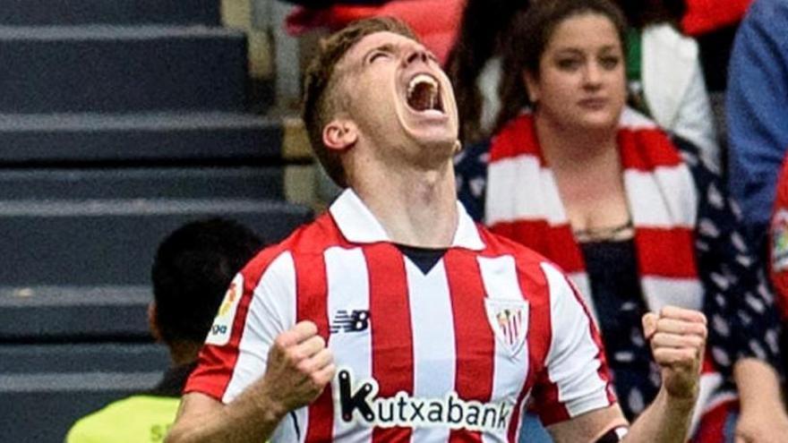 Iker Muniain celebra el primero gol.