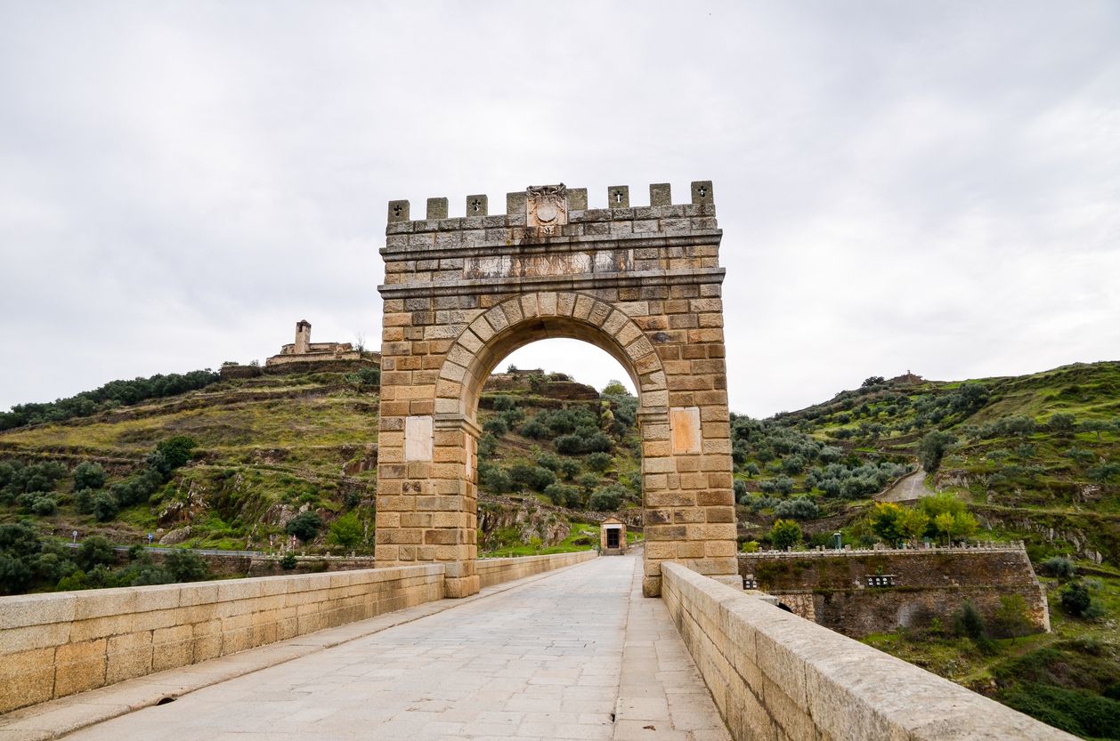 Uno de los arcos del puente romano de Alcántara