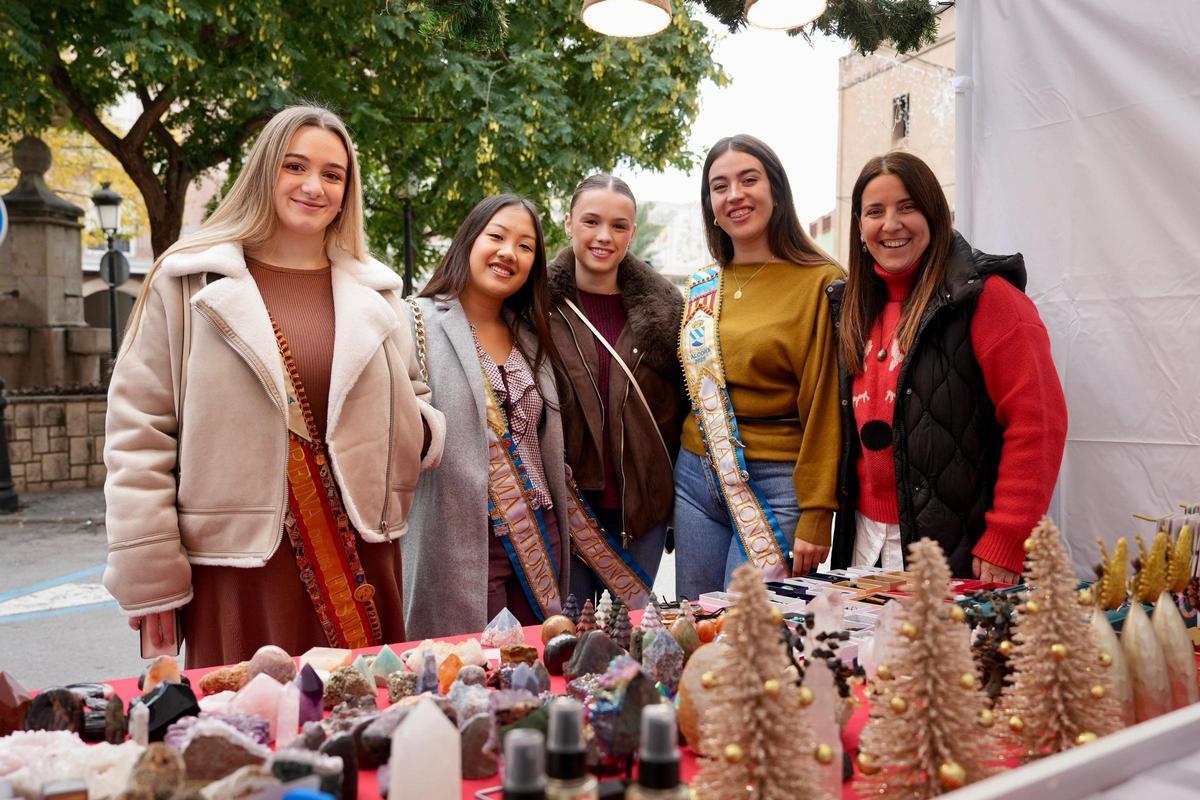 Las festeras no han faltado a la cita y también han mostrado su apoyo.