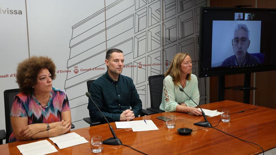 Inma Saranova, presidenta de IbizaPreservation, el conseller Mariano Juan y Elisa Langley, coordinadora de la fundación.