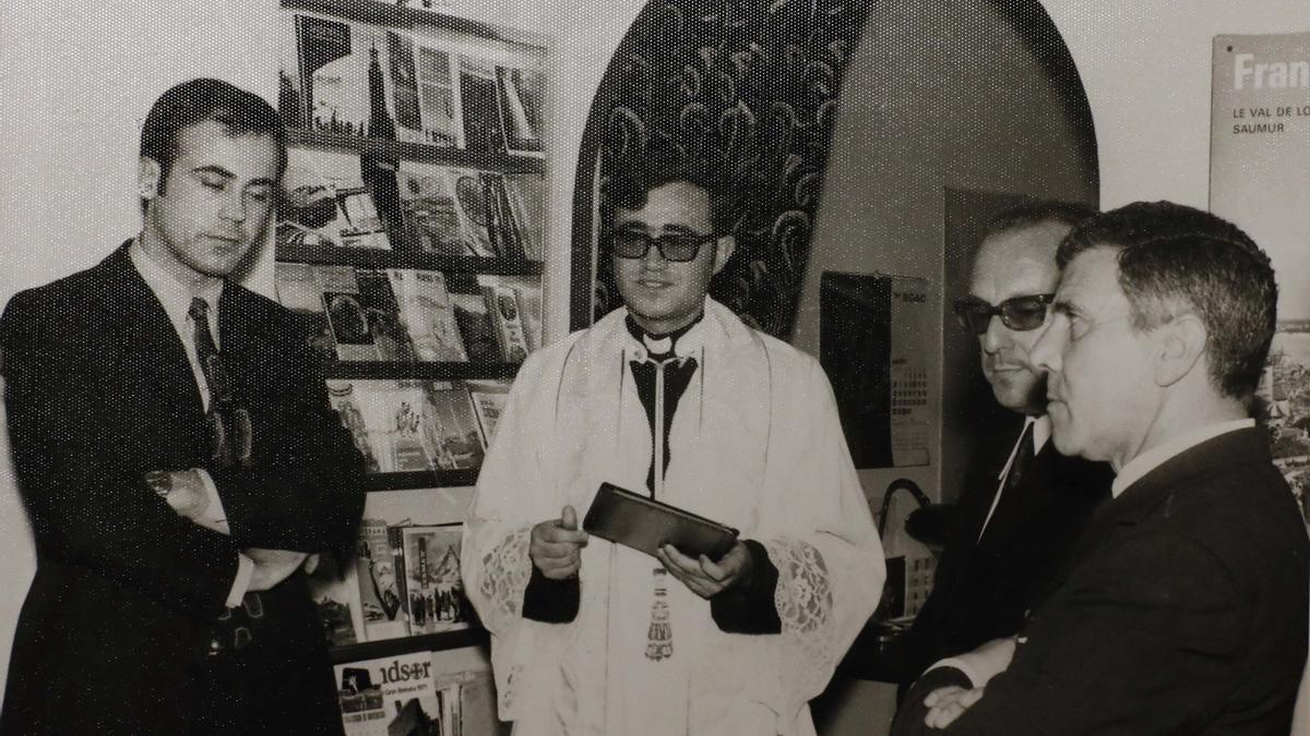 Vicente Martínez, a la izquierda, asiste a la bendición de su agencia hace 50 años, en Calatayud.