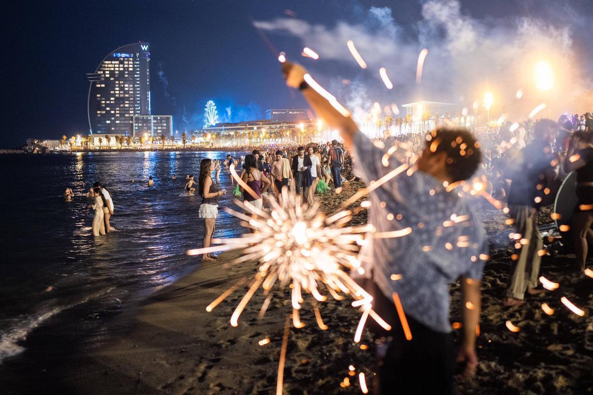 La playa de la Barceloneta llena para celebrar la noche de Sant Joan La playa de la Barceloneta llena para celebrar la noche de Sant Joan