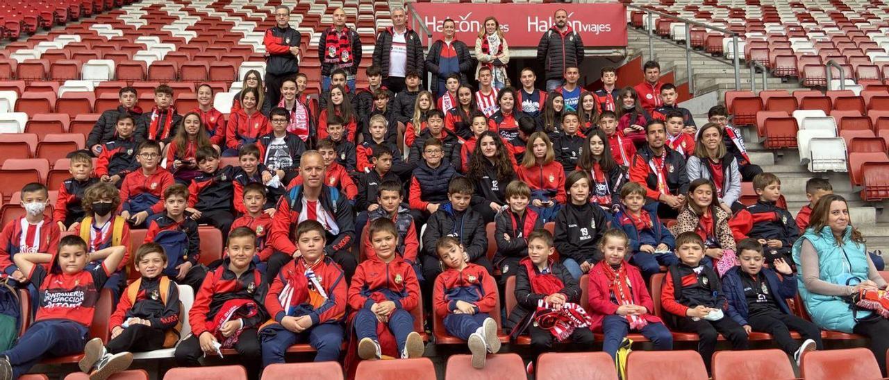 Integrantes del Club Deportivo Cacolas, durante su visita de ayer a El Molinón. | Á. C.