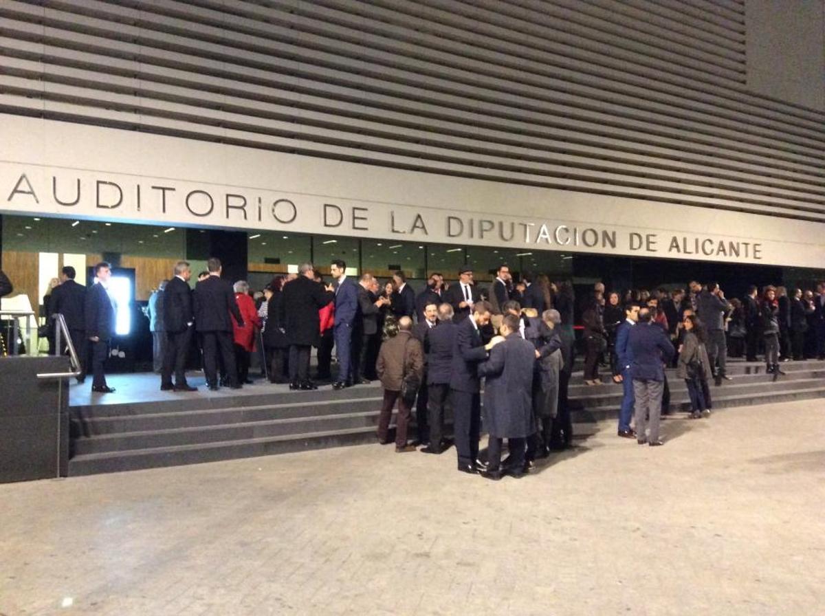 Las puertas del ADDA, cada vez más concurridas conforme se acerca la hora de la gala