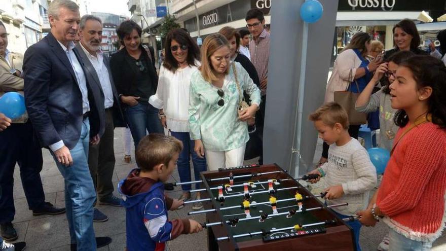 Ana Pastor acompañó a los candidatos Alfonso Rueda y Nava Castro en un paseo por las calles de Vilagarcía. // Noé Parga