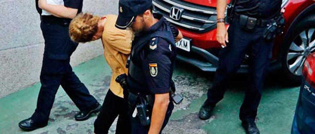 La acusada, a su llegada a los juzgados de Vigo el día de su detención.