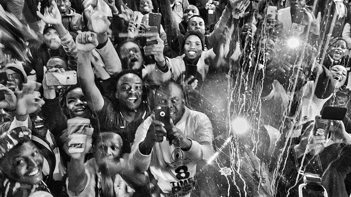 GIRA EN SUDÁFRICA. El entonces técnico azulgrana captó esta curiosa imagen de aficionados en un partido amistoso en Sudáfrica.