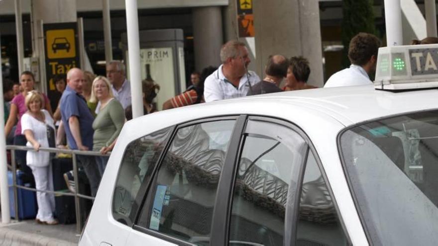 Los taxistas rechazan la creación de enlaces directos con autocar entre el aeropuerto y las zonas turísticas.