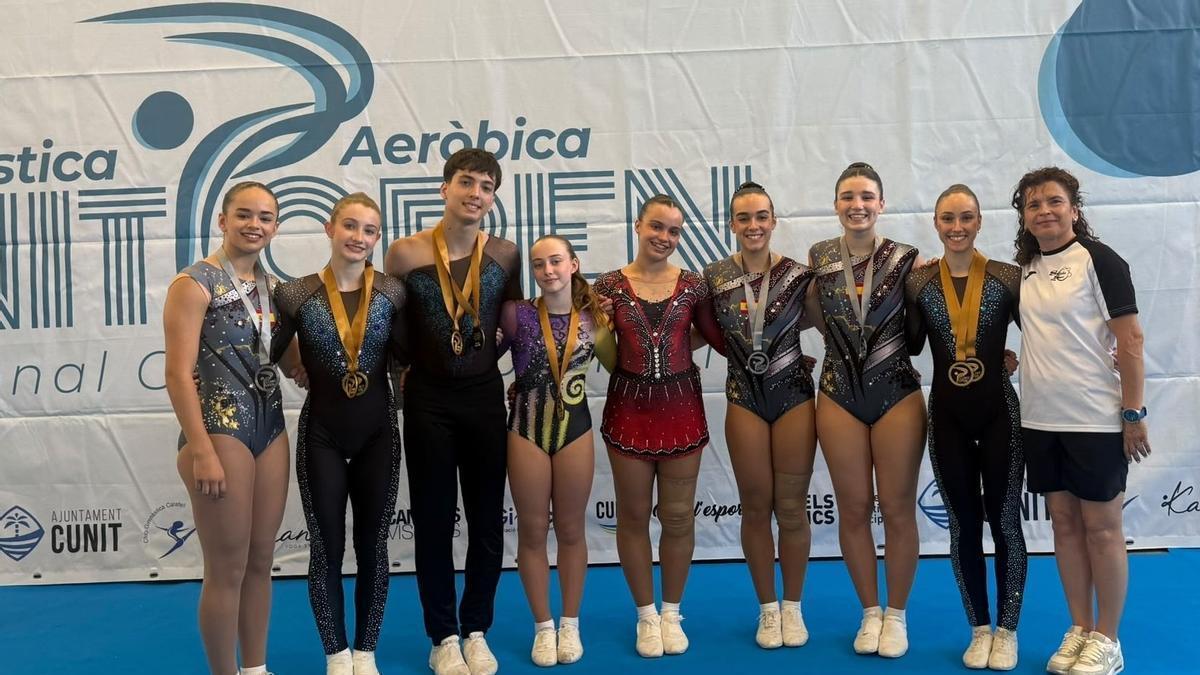 Gimnastas del CTX con las medallas conseguidas en el campeonato de Cunit.