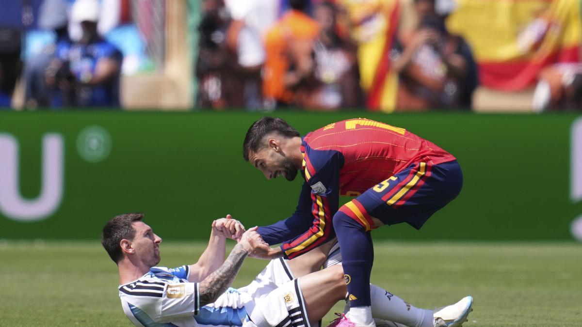 Alex Baena ayuda a Messi a levantarse durante la final del Mundial.