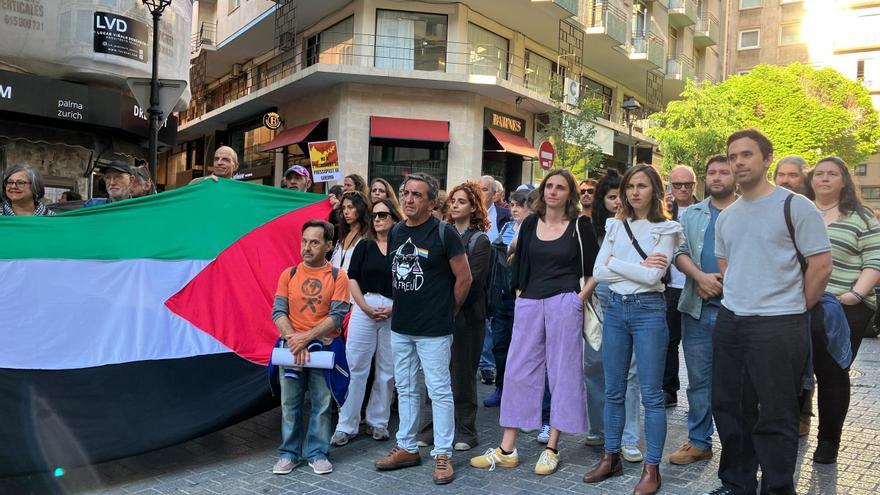 La secretaria general de Podemos, Ione Belarra, y la regidora en el Ayuntamiento de Palma de la formación, Lucía Muñoz, entre algunos de los participantes en la concentración.