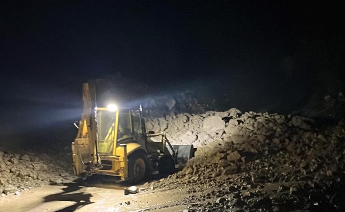 En imágenes: Así trabaja Tineo para limpiar la fana de Genestaza y dar servicio a los pueblos