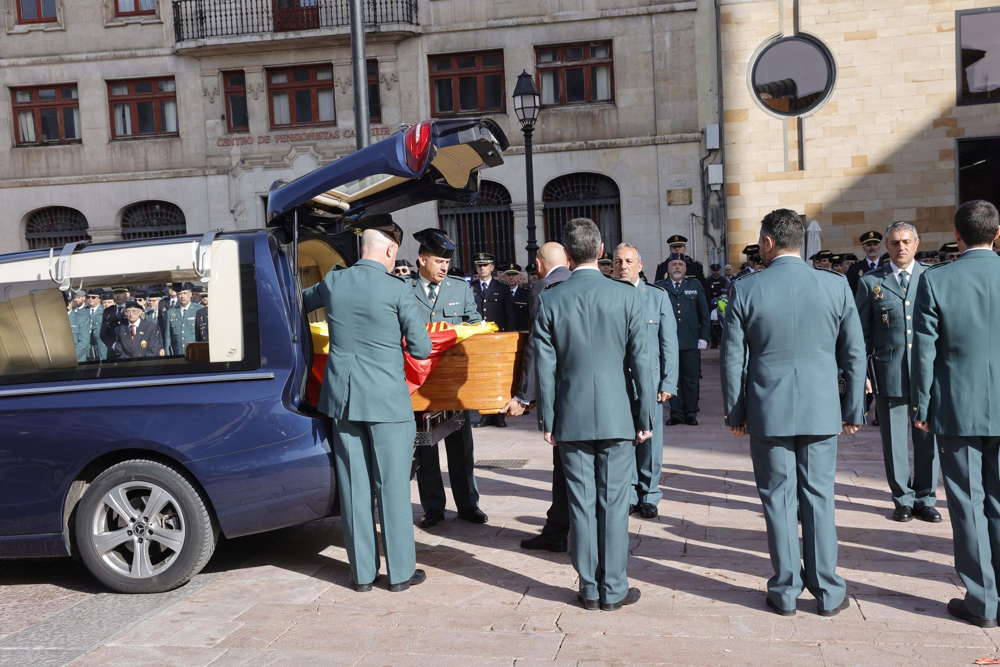 En imágenes: funeral en la catedral de Oviedo del guardia civil que evitó una masacre ciclista en Pravia