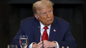 Trump dice basar sus nuevos aranceles en el sentido común y amenaza a Brasil con más
