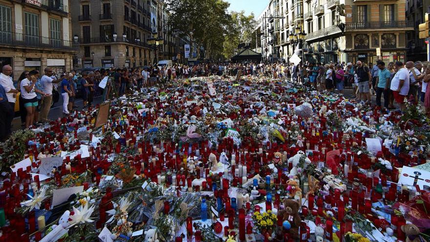 La Rambla de Barcelona, ayer, llena de flores y velas