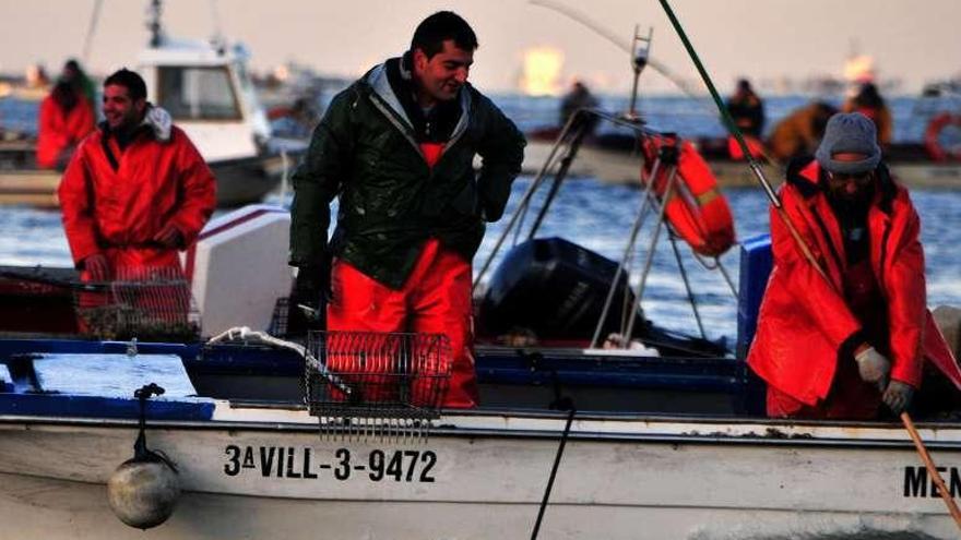 Lanchas de marisqueo a flote en Os Lombos do Ulla.